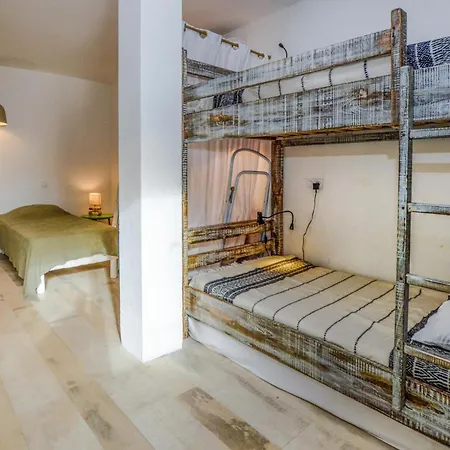 3 Bedroom Cozy In Σπίτι διακοπών Erbalunga (Corsica)